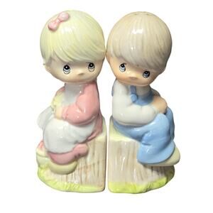 Precious Moments Girl & Boy Sitting on Tree Stump Salt & Pepper Shaker Decor
